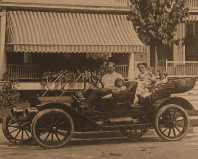 William and Rose Smith Drueke family in their 1910 Flanders Suburban